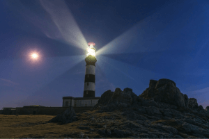 le phare du Créac'h de nuit