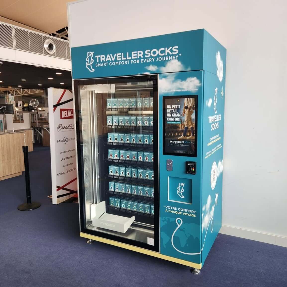 Le distributeur de chaussettes Traveller Socks en salle d'embarquement à Brest