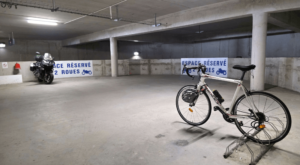 Emplacement 2 roues pour motos et vélos au parking P1 couvert